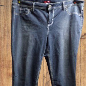 *SOLD* BONGO CAPRIS - SIZE 20W